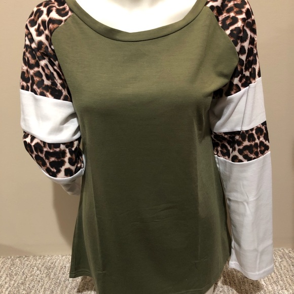 Women’s long sleeve shirt. - Picture 2 of 5